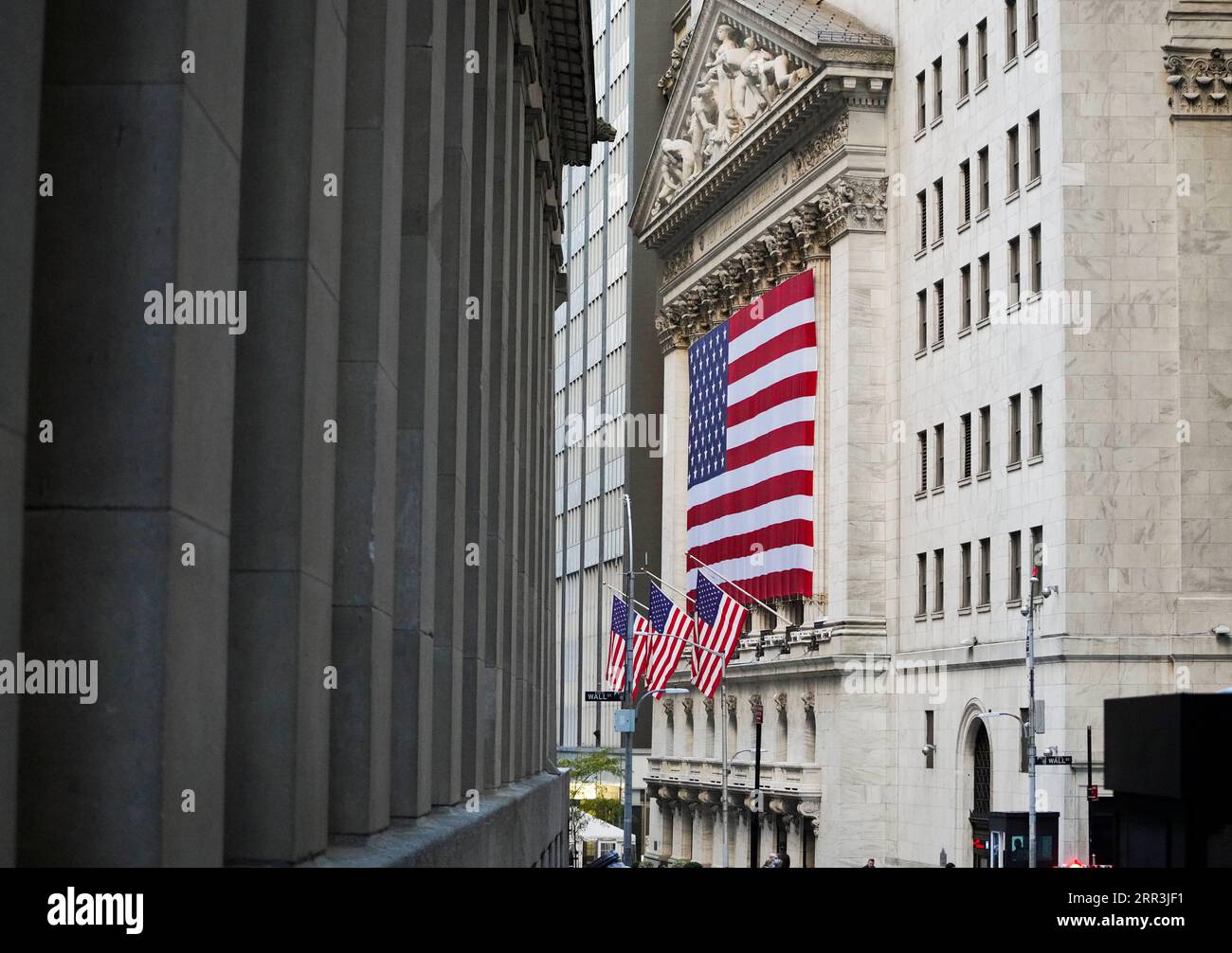 201105 -- NEW YORK, Nov. 5, 2020 -- Photo taken on Nov. 4, 2020 shows the New York Stock Exchange in New York, the United States. Wall Street s major averages climbed on Wednesday as investors await the outcome of the U.S. election. The Dow Jones Industrial Average rose 367.63 points, or 1.34 percent, to finish at 27,847.66. The S&P 500 was up 74.28 points, or 2.20 percent, to 3,443.44. The Nasdaq Composite Index increased 430.21 points, or 3.85 percent, to 11,590.78.  U.S.-NEW YORK-STOCKS WangxYing PUBLICATIONxNOTxINxCHN Stock Photo