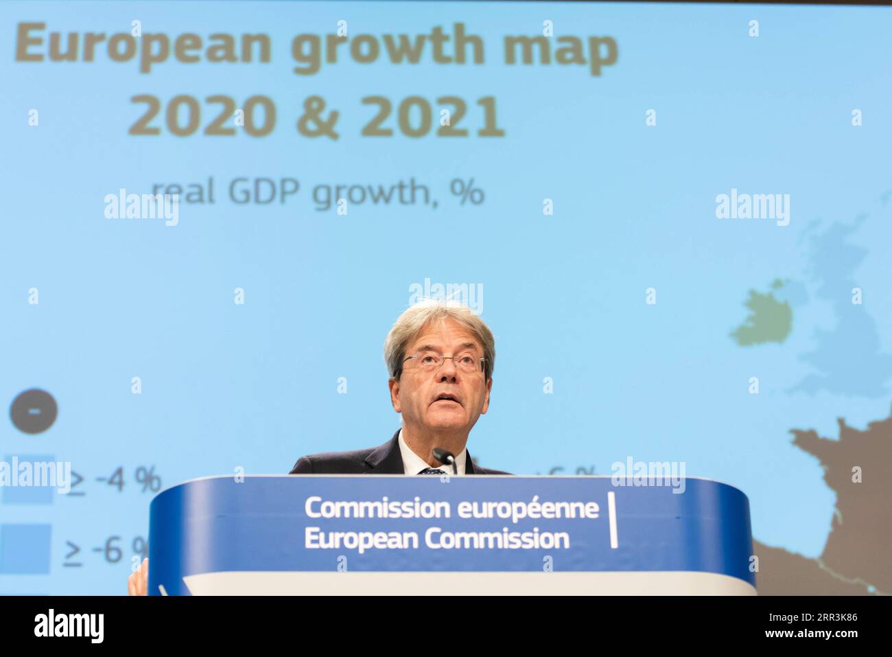 News Bilder des Tages 201105 -- BRUSSELS, Nov. 5, 2020 -- Paolo Gentiloni, European Commissioner for Economy, speaks at a press conference in Brussels, Belgium, Nov. 5, 2020. The European Union EU on Thursday ditched hope of a quick turnaround for European economies, predicting that pre-pandemic levels will only be reached in 2023. European Union/Handout via Xinhua BELGIUM-BRUSSELS-EU-ECONOMY-FORECAST ZhengxHuansong PUBLICATIONxNOTxINxCHN Stock Photo