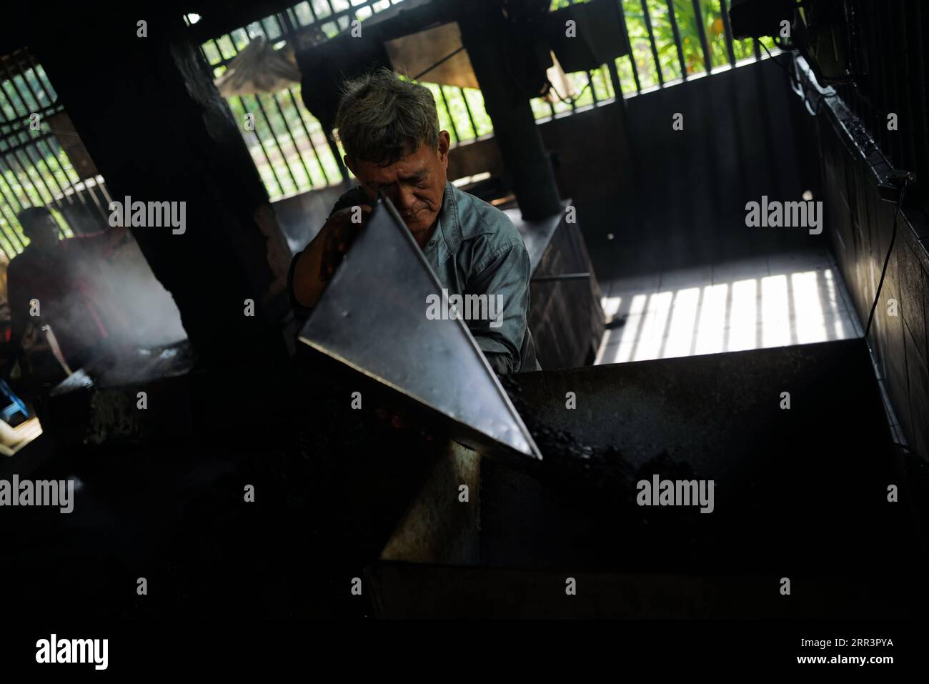 201109 KLANG, Nov. 9, 2020 Tan Loon Chuan pours coffee beans into