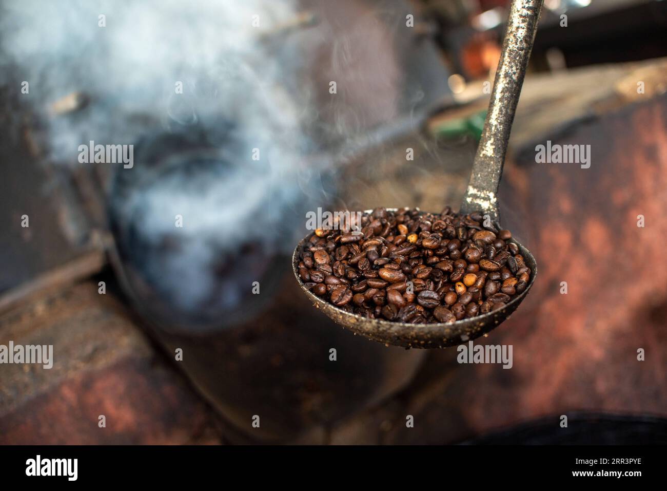 201109 KLANG, Nov. 9, 2020 Tan Loon Chuan checks the roasted