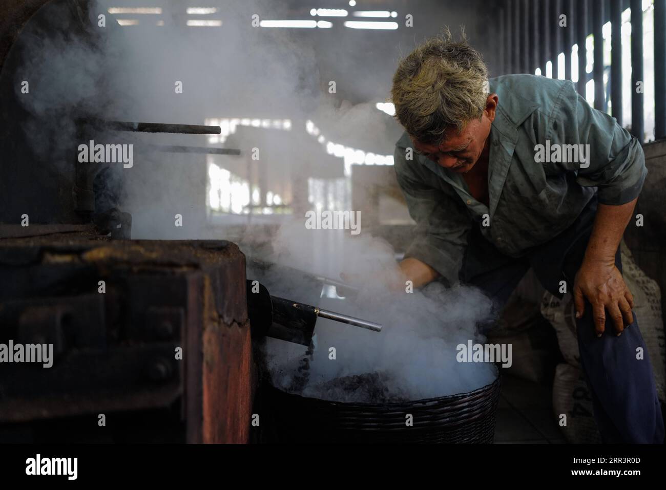 201109 KLANG, Nov. 9, 2020 Tan Loon Chuan pours out the roasted