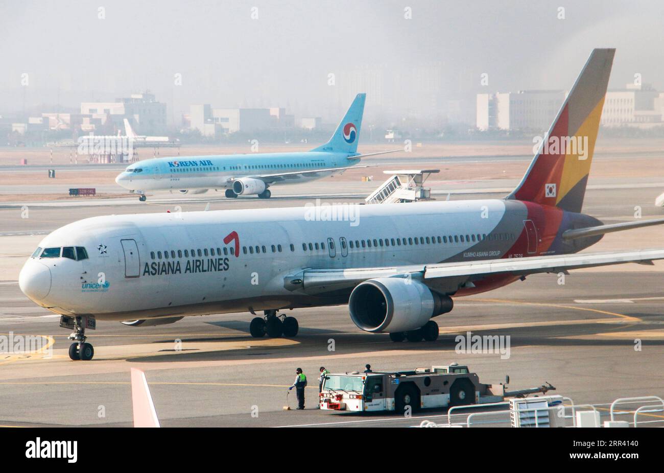 201116 -- SEOUL, Nov. 16, 2020 -- Photo taken on Nov. 16, 2020 shows a plane of Asiana Airlines front and a plane of Korean Air at Gimpo International Airport in Seoul, South Korea. Korean Air, South Korea s biggest air carrier, will acquire the country s debt-ridden second-biggest air carrier, Asiana Airlines, Yonhap news agency reported on Monday citing the state-owned Korea Development Bank KDB. Photo by /Xinhua SOUTH KOREA-SEOUL-KOREAN AIR-ASIANA AIRLINES-ACQUISITION LeexSang-ho PUBLICATIONxNOTxINxCHN Stock Photo