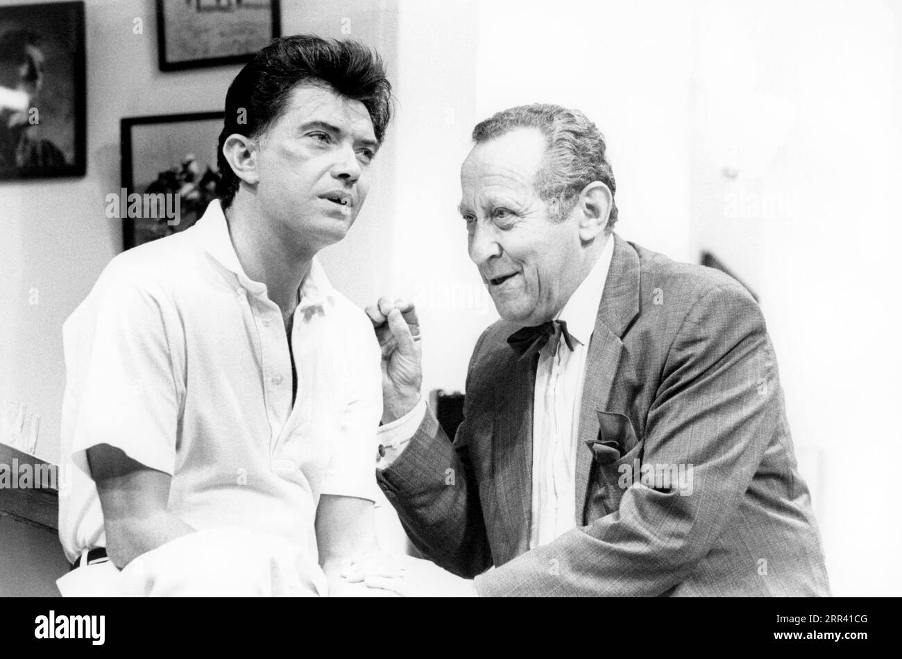 l-r: Martin Shaw (Charles Castle), David de Keyser (Nat Danziger) in THE BIG KNIFE by Clifford Odets at the Albery Theatre, London WC2  21/09/1987  a Thorndike Theatre, Leatherhead production  set design: Grant Hicks  costumes: Tim Shortall  lighting: Dave Horn  director: Robin Lefevre Stock Photo
