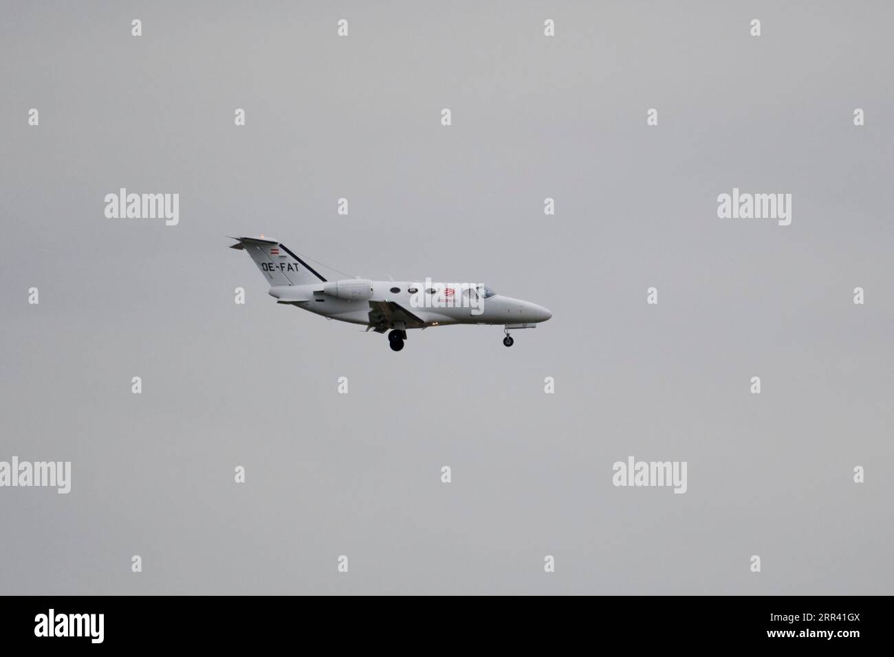 small jet landing at Barcelona airport  Pequeño reactor aterrizando en el aeropuerto de Barcelona Stock Photo