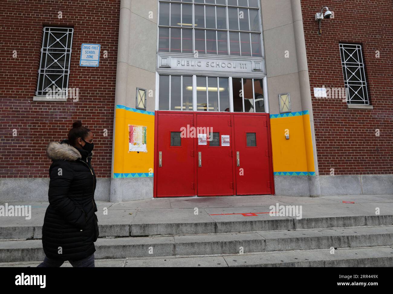 201119 -- NEW YORK, Nov. 19, 2020 -- A woman walks past the entrance of a public school in New York, the United States, on Nov. 19, 2020. New York City Mayor Bill de Blasio announced on Wednesday that all the public schools in the city would be closed starting Thursday, as the COVID-19 infection rate on 7-day average topped 3 percent.  U.S.-NEW YORK-COVID-19-PUBLIC SCHOOLS-CLOSURE WangxYing PUBLICATIONxNOTxINxCHN Stock Photo