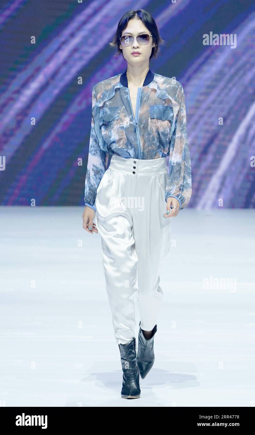 201123 -- HANGZHOU, Nov. 23, 2020 -- A model presents a creation of designer Rozemerie during the closing ceremony of the 2021SS Hangzhou Fashion Week in Hangzhou, capital of east China s Zhejiang Province, Nov. 22, 2002. The closing ceremony of the 2021SS Hangzhou Fashion Week was held here on Sunday. During the nine-day fashion week, about 40 brands of fashion designs from home and abroad staged over 30 fashion shows.  CHINA-ZHEJIANG-HANGZHOU-2021SS FASHION WEEK-CLOSING CN ChenxJianli PUBLICATIONxNOTxINxCHN Stock Photo