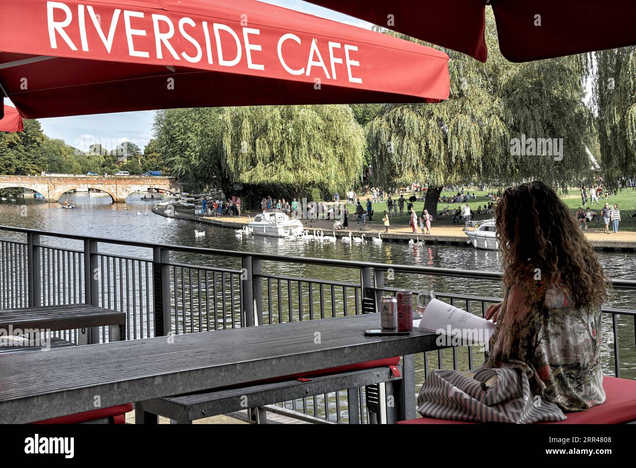 Riverside cafe overlooking the River Avon at Stratford upon Avon, England UK Stock Photo