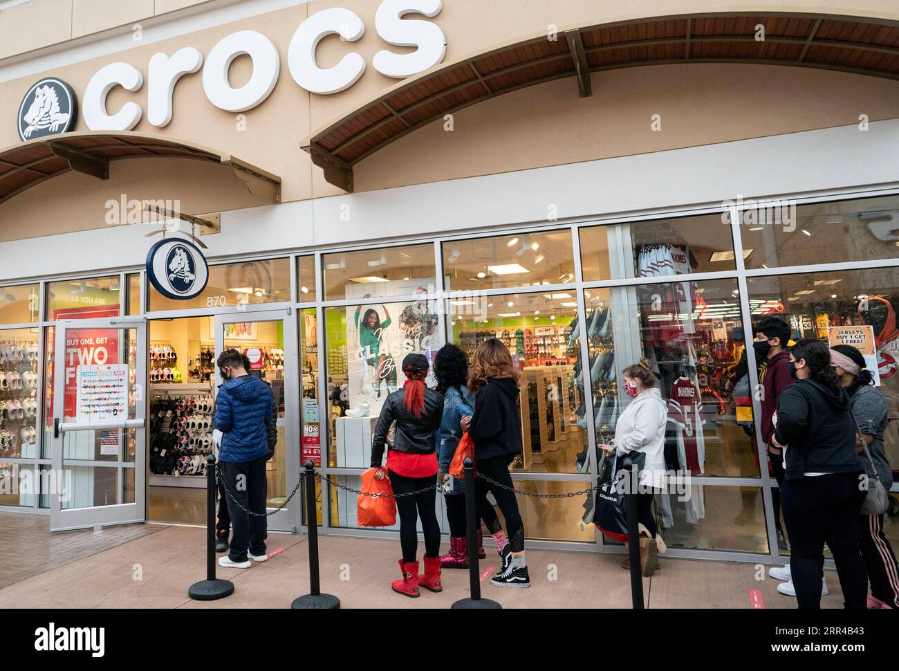 201127 -- MARYLAND U.S., Nov. 27, 2020 -- People line up to enter a store at an outlet mall in Maryland, the United States, on Nov. 27, 2020. U.S. consumers online spending made a new record high of 5.1 billion U.S. dollars on Thanksgiving Day with a year-on-year growth of 21.5 percent, according to the data issued by Adobe Analytics. This year s Black Friday won t have as much door-busting as per usual. Retailers are pushing deals up and promising Black Friday deals to last for all of November and December , said Adobe Analytics.  U.S.-MARYLAND-BLACK FRIDAY-SHOPPING LiuxJie PUBLICATIONxNOTxIN Stock Photo