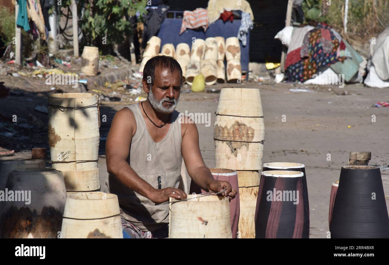 201128 JAMMU, Nov. 28, 2020 A man makes traditional twoheaded hand drums at a slum area