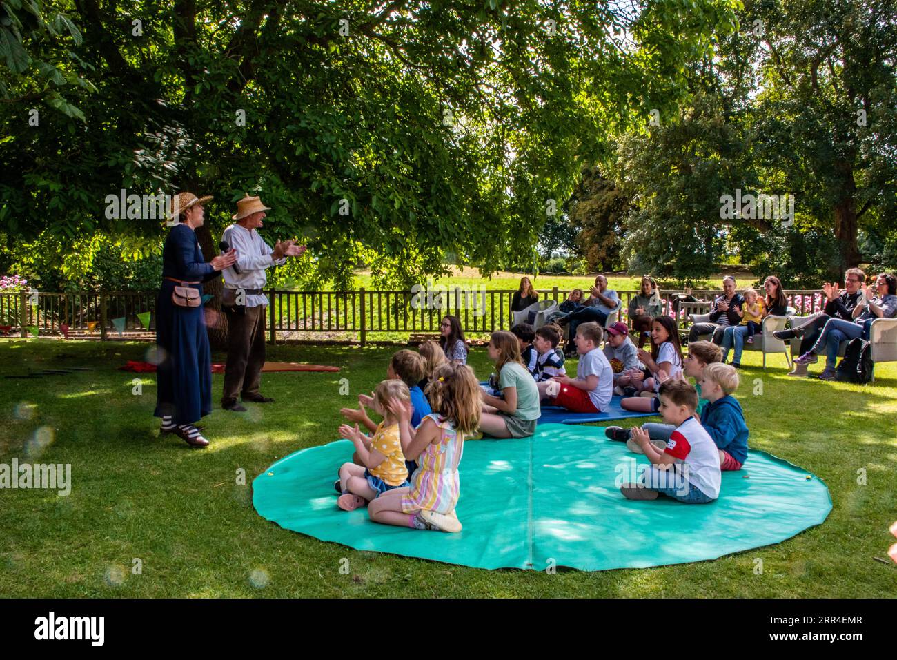 "Rosie & Alan" conduct a War of the Rose's history lesson at Eltham ...