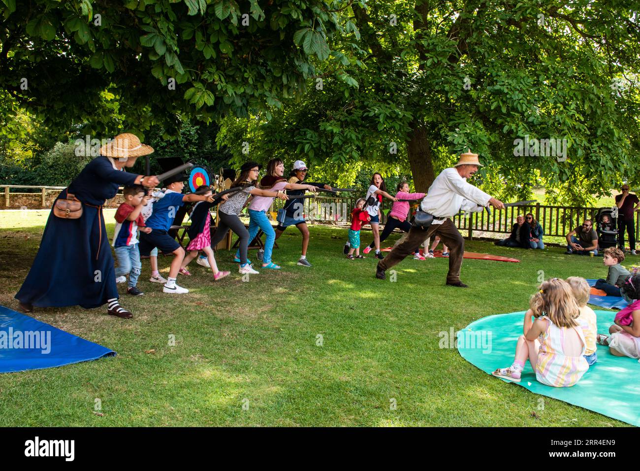 English heritage and children hi-res stock photography and images - Alamy