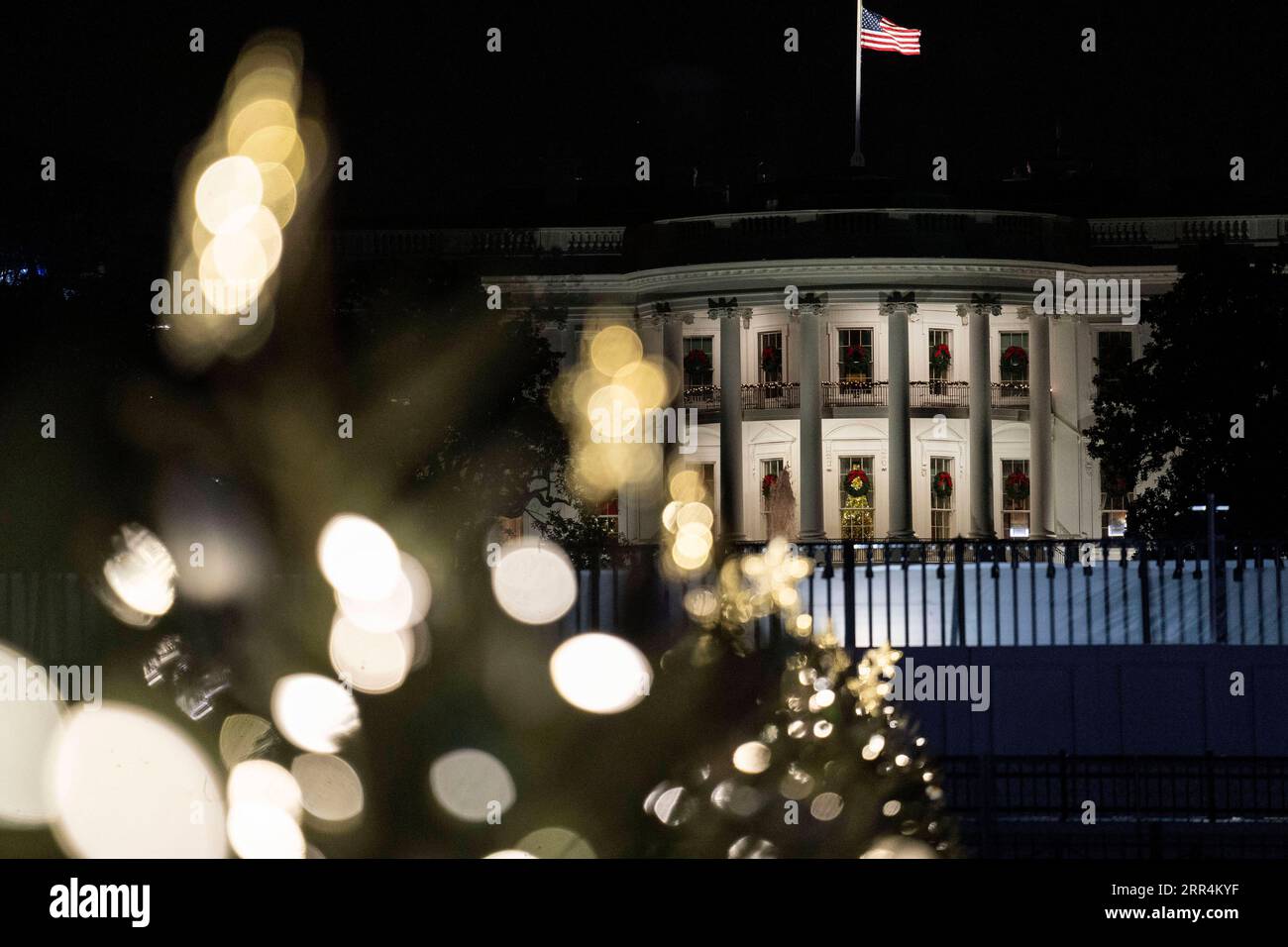 201208 -- WASHINGTON, D.C., Dec. 8, 2020 -- Photo taken on Dec. 7, 2020 shows the White House and Christmas decorations in Washington, D.C., the United States. A U.S. federal judge on Monday blocked the Trump administration s ban on the popular video-sharing app TikTok, the latest defeat in the administration s clamp down on the app.  U.S.-WASHINGTON, D.C.-TIKTOK BAN-BLOCKED LiuxJie PUBLICATIONxNOTxINxCHN Stock Photo