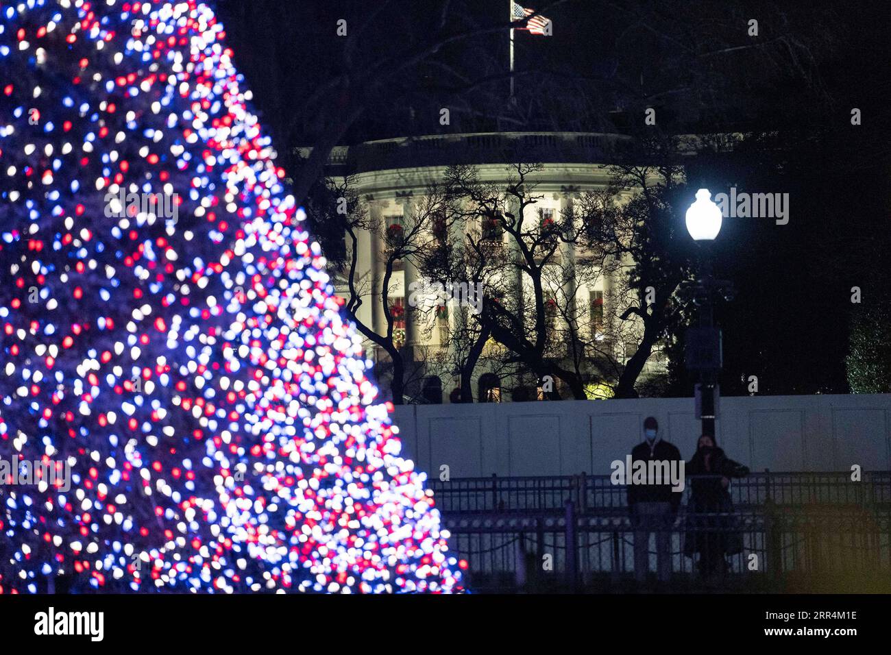 201208 -- WASHINGTON, D.C., Dec. 8, 2020 -- Photo taken on Dec. 7, 2020 shows the White House and Christmas decorations in Washington, D.C., the United States. A U.S. federal judge on Monday blocked the Trump administration s ban on the popular video-sharing app TikTok, the latest defeat in the administration s clamp down on the app.  U.S.-WASHINGTON, D.C.-TIKTOK BAN-BLOCKED LiuxJie PUBLICATIONxNOTxINxCHN Stock Photo