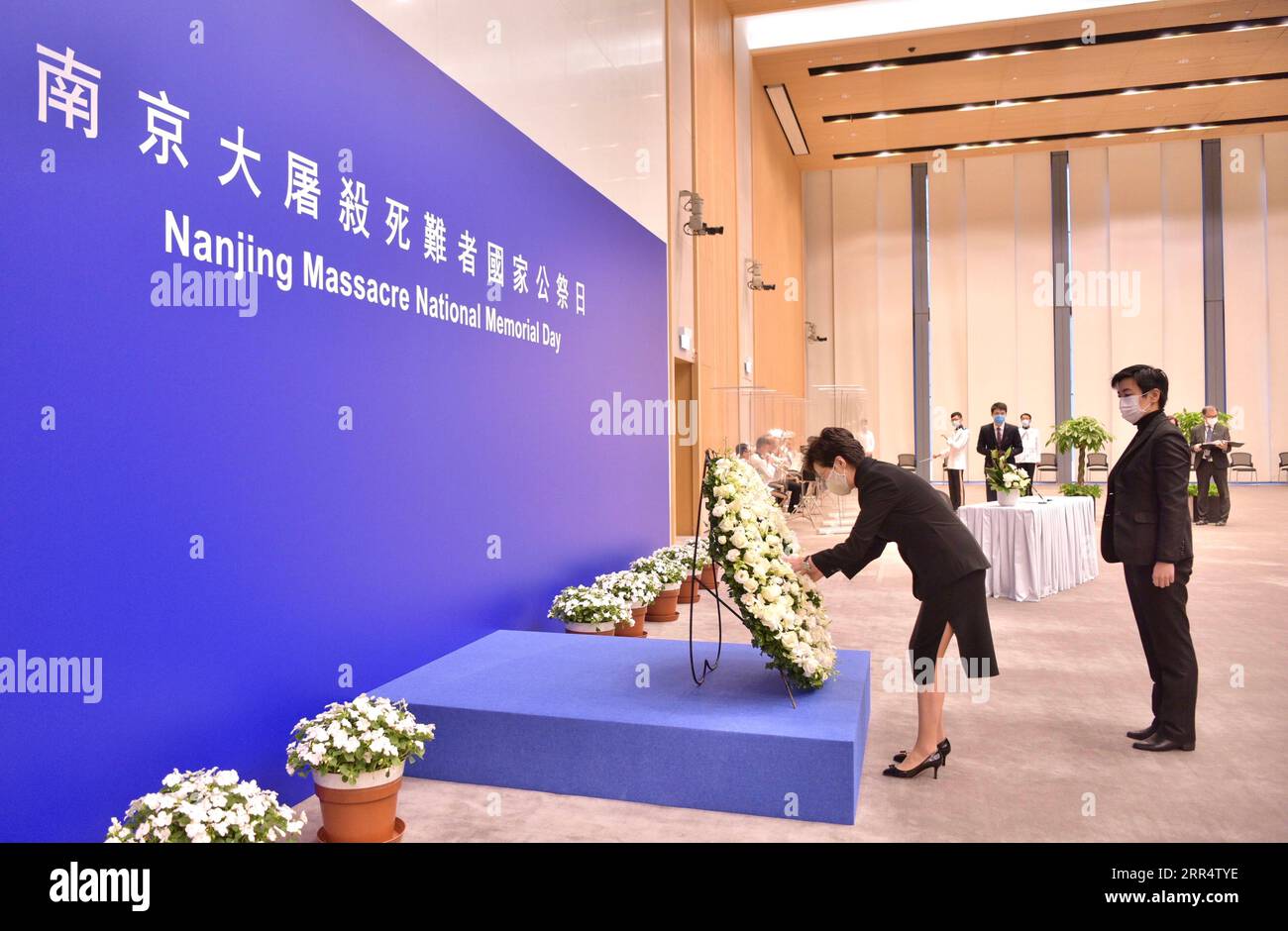 201213 -- HONG KONG, Dec. 13, 2020  -- Carrie Lam, chief executive of China s Hong Kong Special Administrative Region HKSAR, lays a wreath during a memorial ceremony to mourn the victims of the Nanjing Massacre in Hong Kong, south China, Dec. 13, 2020.  CHINA-HONG KONG-NANJING MASSACRE-COMMEMORATION CN xinhua PUBLICATIONxNOTxINxCHN Stock Photo