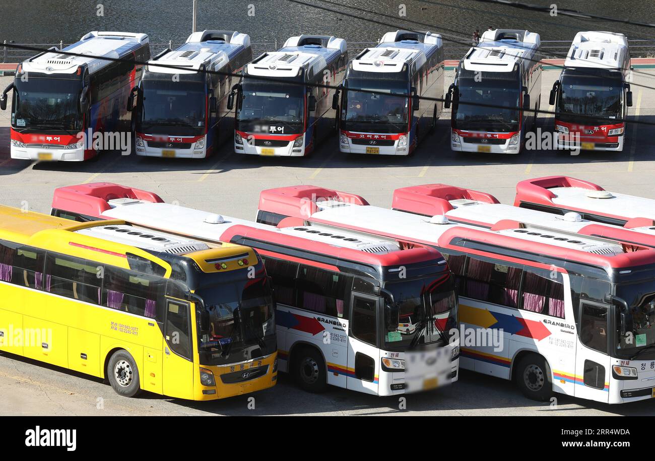 201214 -- SEOUL, Dec. 14, 2020 -- Tour buses are seen packed at a parking lot amid COVID-19 outbreak in Songpa-gu of Seoul, South Korea, Dec. 14, 2020. In the latest tally, South Korea reported 718 more cases of COVID-19 for the past 24 hours, raising the total number of infections to 43,484. It was lower than the country s highest daily caseload of 1,030 tallied on Sunday, but the reading stayed above 100 for 37 days since Nov. 8. NEWSIS/Handout via Xinhua SOUTH KOREA-COVID-19-CASES WangxJingqiang PUBLICATIONxNOTxINxCHN Stock Photo