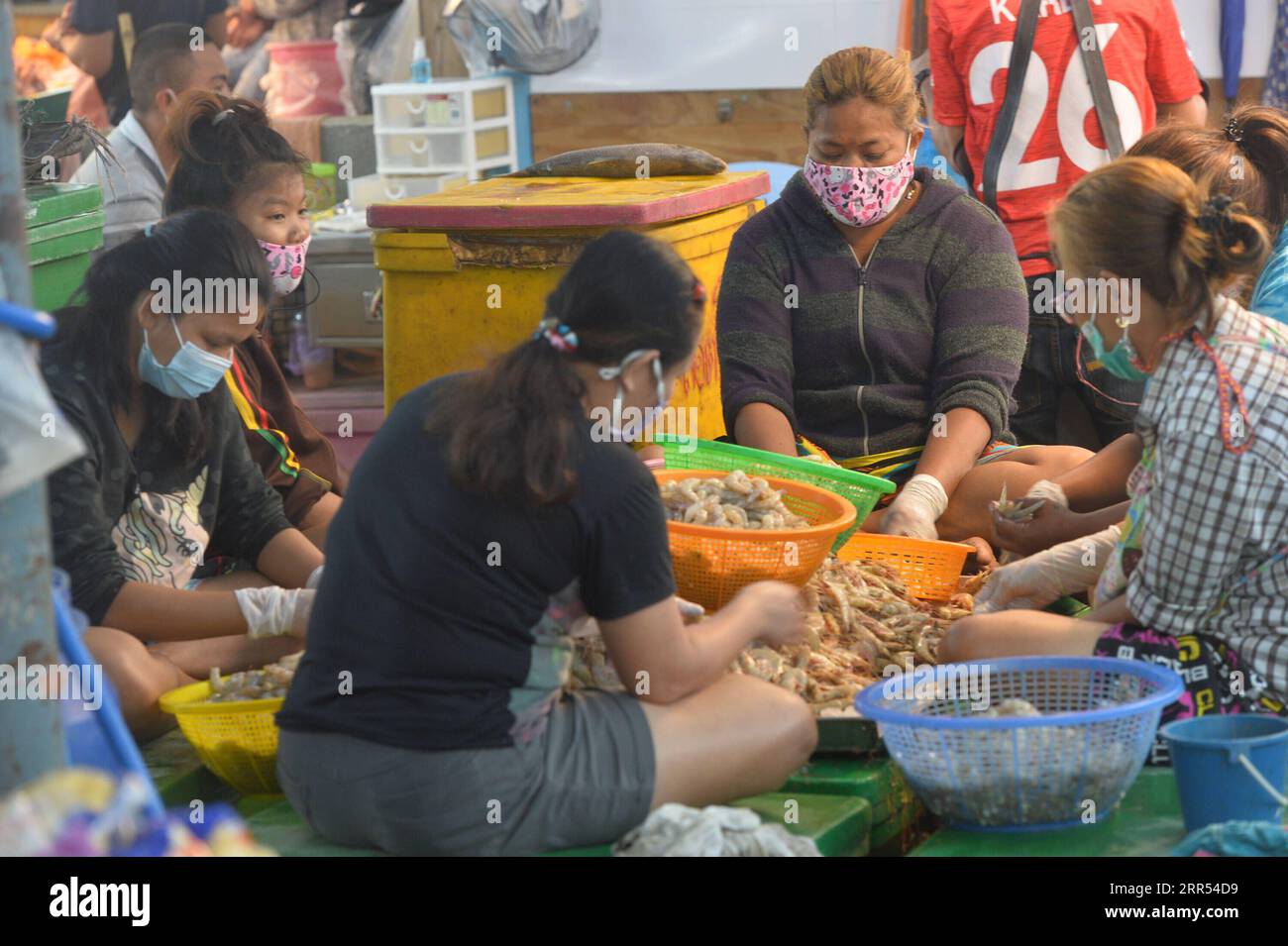 201222 -- BANGKOK, Dec. 22, 2020 -- Workers clean shrimps in a market in Samut Sakhon province, Thailand, Dec. 21, 2020. Thailand on Monday reported 382 more confirmed cases of coronavirus infection, according to the Center for the COVID-19 Situation Administration CCSA. Of the total, 360 were Myanmar migrant workers, who have tested positive at mobile testing units conducted by public health officials in Samut Sakhon province, where the latest COVID-19 outbreak originated.  THAILAND-SAMUT SAKHON-COVID-19-OUTBREAK RachenxSageamsak PUBLICATIONxNOTxINxCHN Stock Photo