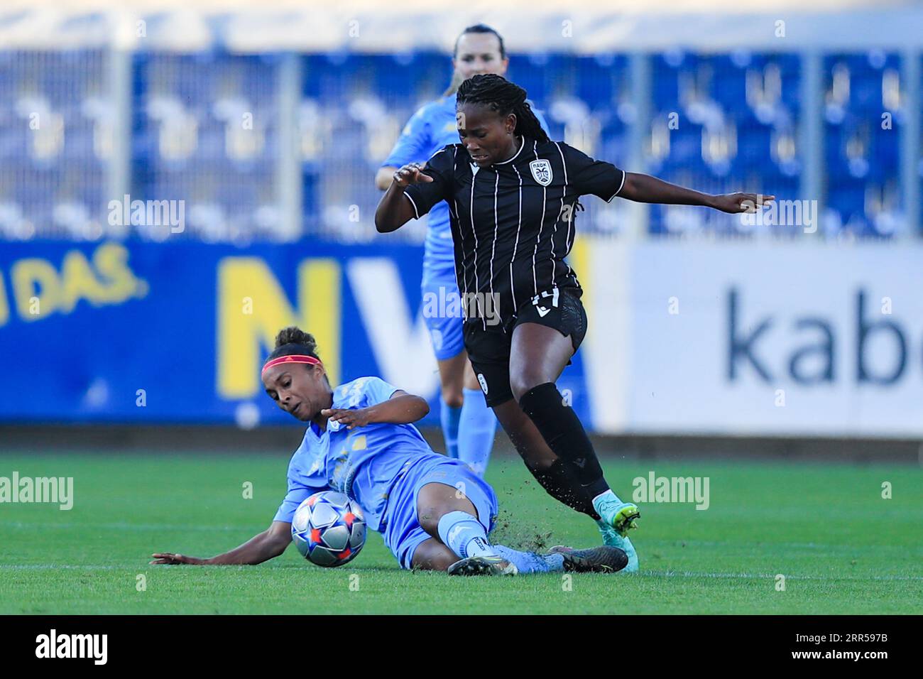 Kimberley Dos Santos (Racing FC Union Letzebuerg) attempting to block Esse Akida (14 FC PAOK Thessaloniki) during the UEFA Womens Champions League qualifying match PAOK vs Racing Union at NV Arena St Polten (Tom Seiss/ SPP) Credit: SPP Sport Press Photo. /Alamy Live News Stock Photo