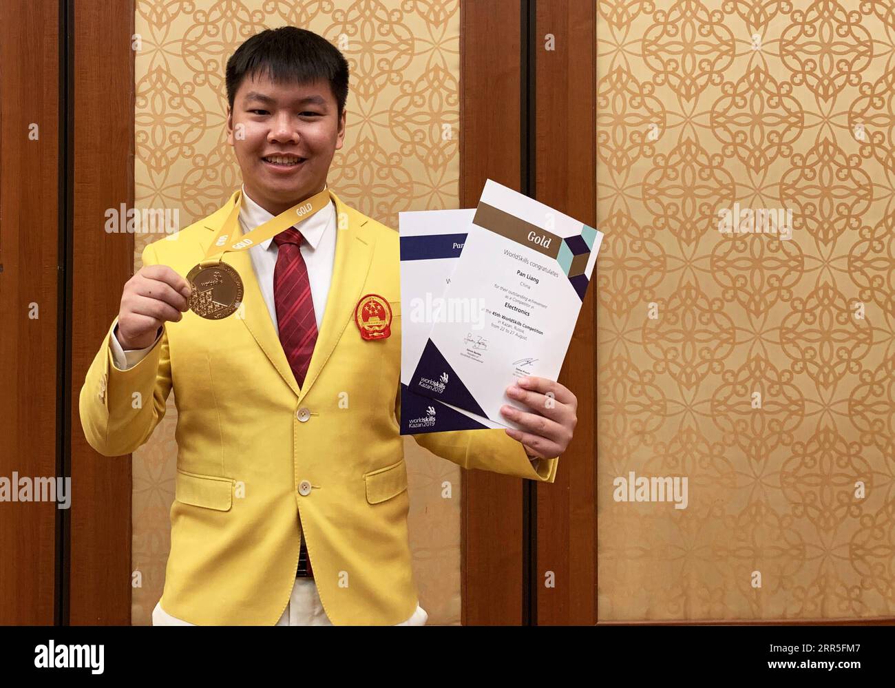 210105 -- CHONGQING, Jan. 5, 2021 -- Liang Pan shows his gold medal and ...