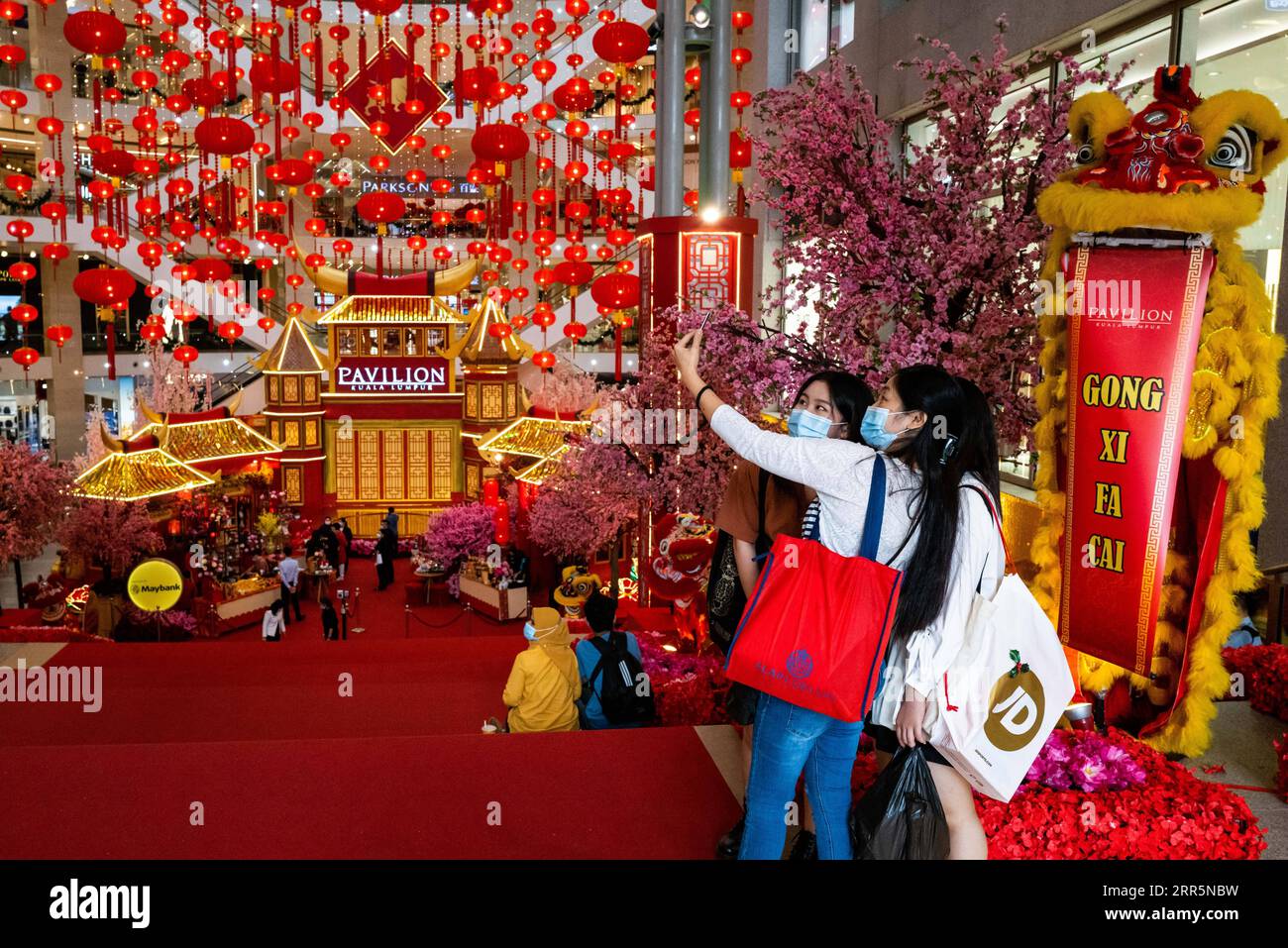 210111 KUALA LUMPUR, Jan. 11, 2021 People wearing face masks take