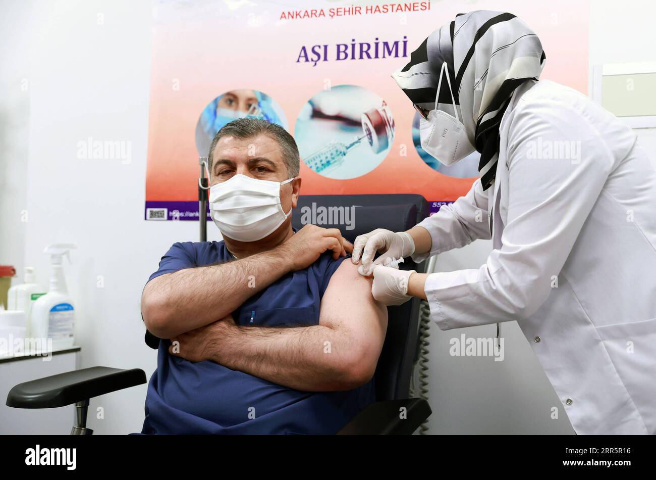 News Bilder des Tages 210114 -- ANKARA, Jan. 14, 2021  -- Turkish Health Minister Fahrettin Koca receives a dose of China s Sinovac COVID-19 vaccine in Ankara, Turkey, Jan. 13, 2021.  TURKEY-ANKARA-HEALTH MINISTER-SINOVAC VACCINE Xinhua PUBLICATIONxNOTxINxCHN Stock Photo