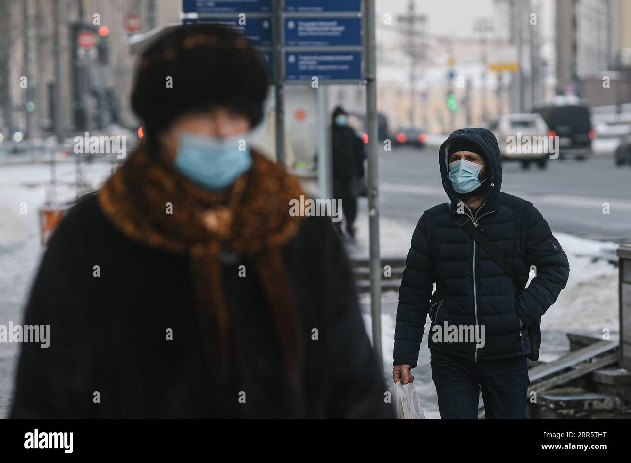 210115 -- MOSCOW, Jan. 15, 2021 -- Pedestrians wearing face masks walk on a street in Moscow, Russia, on Jan. 15, 2021. Russia recorded 24,715 more COVID-19 cases over the past 24 hours, roughly the same as in the previous day, the country s COVID-19 response center said Friday. The national tally has thus increased to 3,520,531 with 64,495 deaths and 2,909,680 recoveries, the center said.  RUSSIA-MOSCOW-COVID-19-CASES EvgenyxSinitsyn PUBLICATIONxNOTxINxCHN Stock Photo
