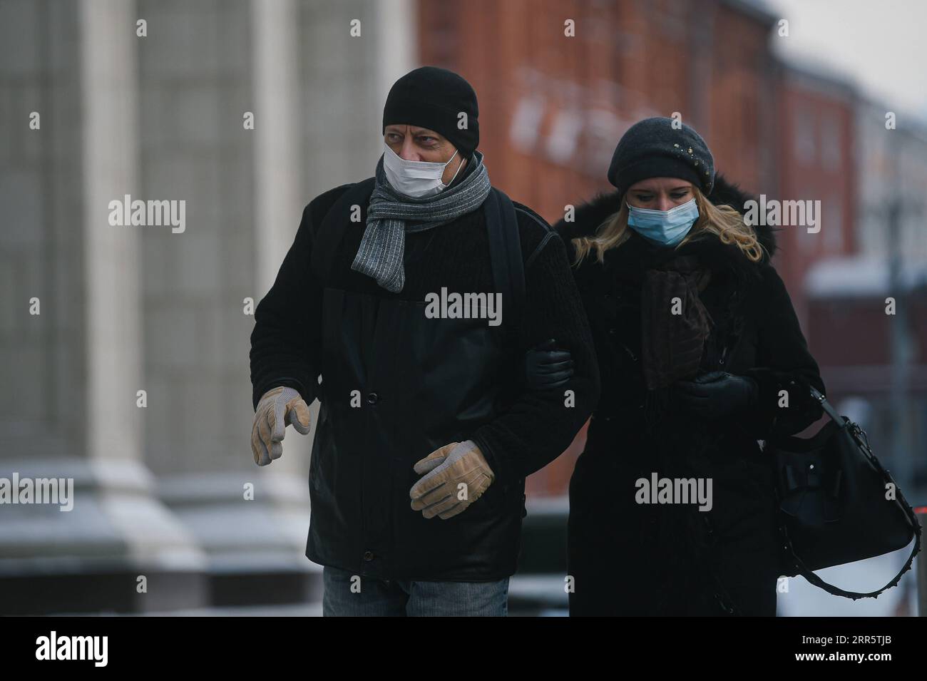 210115 -- MOSCOW, Jan. 15, 2021 -- Pedestrians wearing face masks walk on a street in Moscow, Russia, on Jan. 15, 2021. Russia recorded 24,715 more COVID-19 cases over the past 24 hours, roughly the same as in the previous day, the country s COVID-19 response center said Friday. The national tally has thus increased to 3,520,531 with 64,495 deaths and 2,909,680 recoveries, the center said.  RUSSIA-MOSCOW-COVID-19-CASES EvgenyxSinitsyn PUBLICATIONxNOTxINxCHN Stock Photo