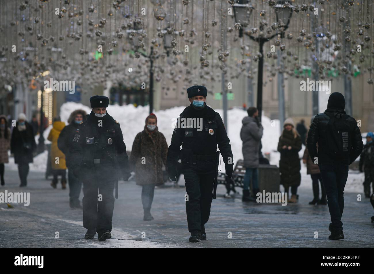 210115 -- MOSCOW, Jan. 15, 2021 -- Policemen wearing face masks patrol on a street in Moscow, Russia, on Jan. 15, 2021. Russia recorded 24,715 more COVID-19 cases over the past 24 hours, roughly the same as in the previous day, the country s COVID-19 response center said Friday. The national tally has thus increased to 3,520,531 with 64,495 deaths and 2,909,680 recoveries, the center said.  RUSSIA-MOSCOW-COVID-19-CASES EvgenyxSinitsyn PUBLICATIONxNOTxINxCHN Stock Photo
