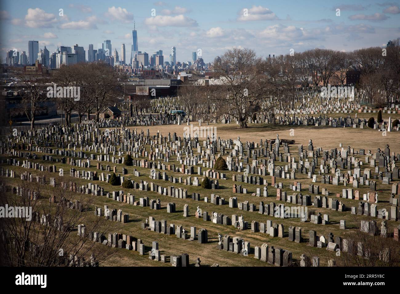 210118 -- NEW YORK, Jan. 18, 2021 -- The Manhattan skyline is seen behind Calvary Cemetery in New York, the United States, on Jan. 18, 2021. The total number of COVID-19 cases in the United States topped 24 million on Monday, according to the Center for Systems Science and Engineering CSSE at Johns Hopkins University. U.S. COVID-19 case count rose to 24,018,793 with a total of 398,307 deaths, as of 2:21 p.m. local time 1921 GMT, according to the CSSE tally. Photo by Michael Nagle/Xinhua U.S.-NEW YORK-COVID-19-CASES-24 MILLION MichaelxNagle/WangxYing PUBLICATIONxNOTxINxCHN Stock Photo