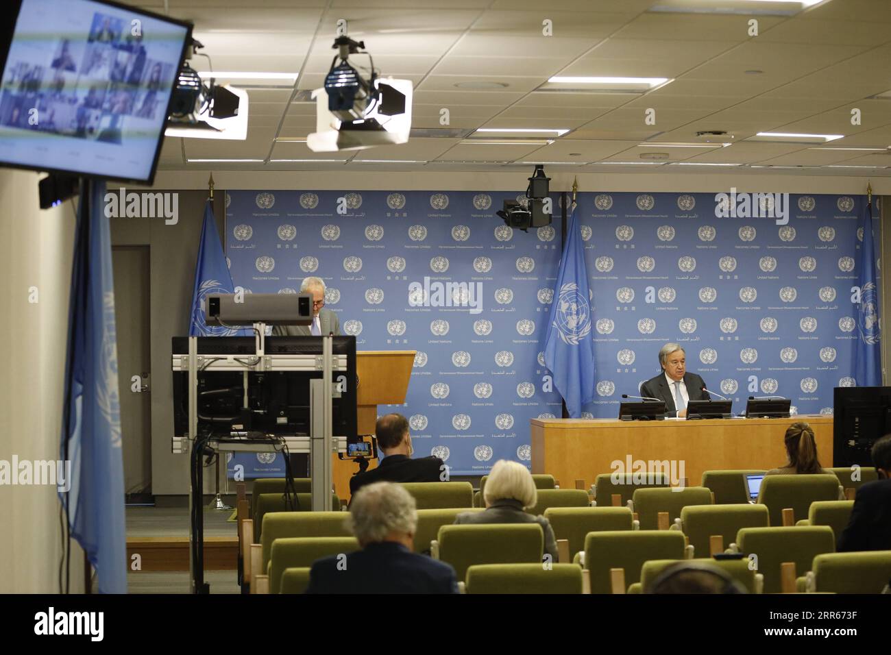 210128 -- UNITED NATIONS, Jan. 28, 2021 -- United Nations Secretary-General Antonio Guterres R, rear speaks during a press conference at the UN headquarters in New York, Jan. 28, 2021. Guterres on Thursday called on member states to make vaccine solidarity a top priority.  UN-GUTERRES-PRESS CONFERENCE XiexE PUBLICATIONxNOTxINxCHN Stock Photo