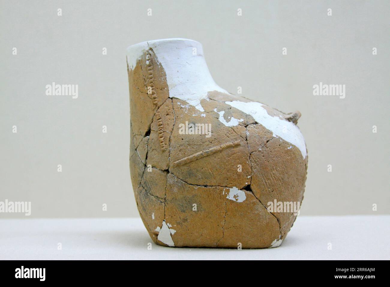 Ancient pot crack hi-res stock photography and images - Alamy