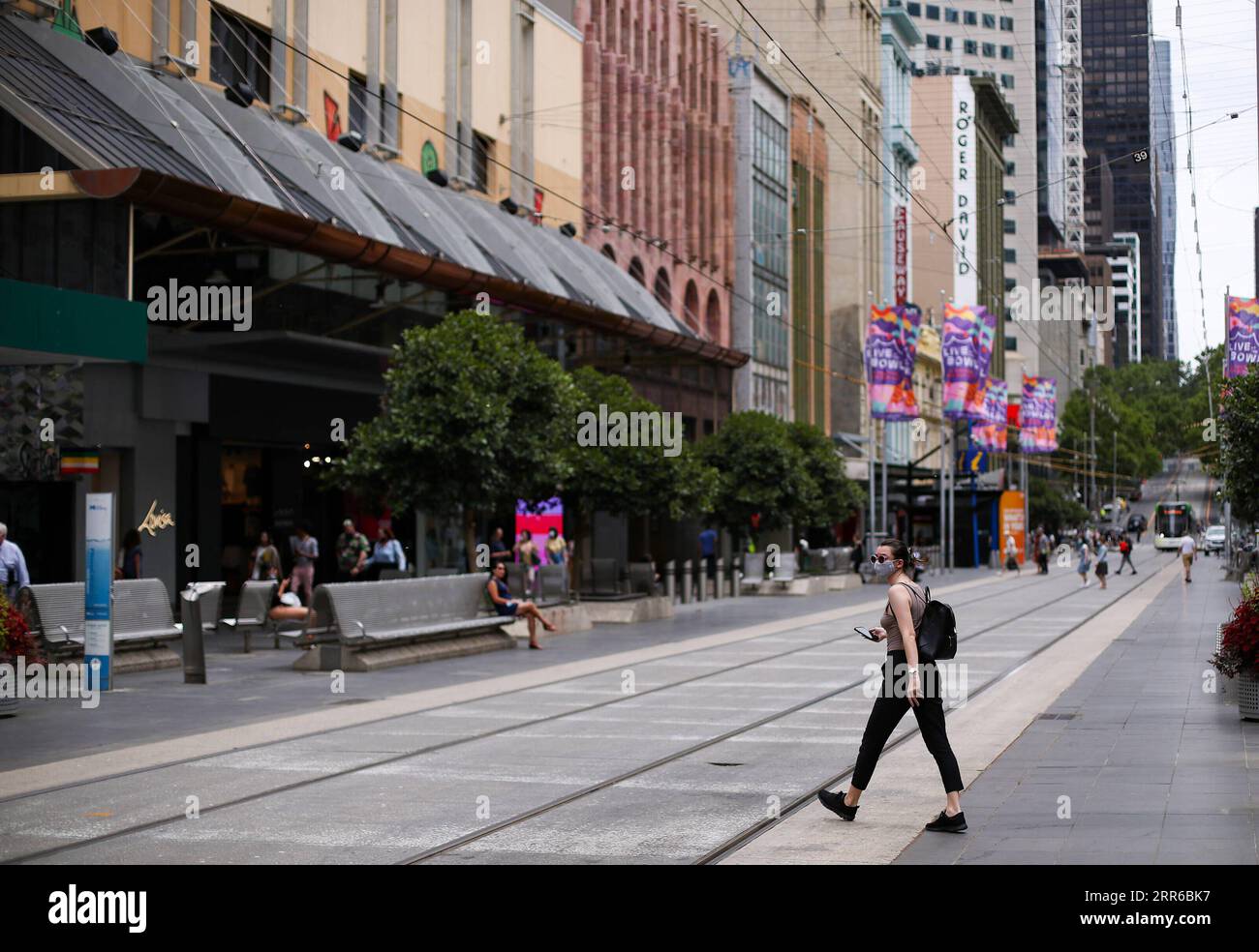 210204 -- MELBOURNE, Feb. 4, 2021 -- People wearing masks walk in Melbourne, Australia, Feb. 4, 2021. Victorian State Premier Daniel Andrews reintroduced the mandatory use of face masks indoors and reduced the number of visitors allowed in private homes as well as postponing a push to get more workers back into offices.  AUSTRALIA-MELBOURNE-COVID-19-MANDATORY MEASURES BaixXuefei PUBLICATIONxNOTxINxCHN Stock Photo