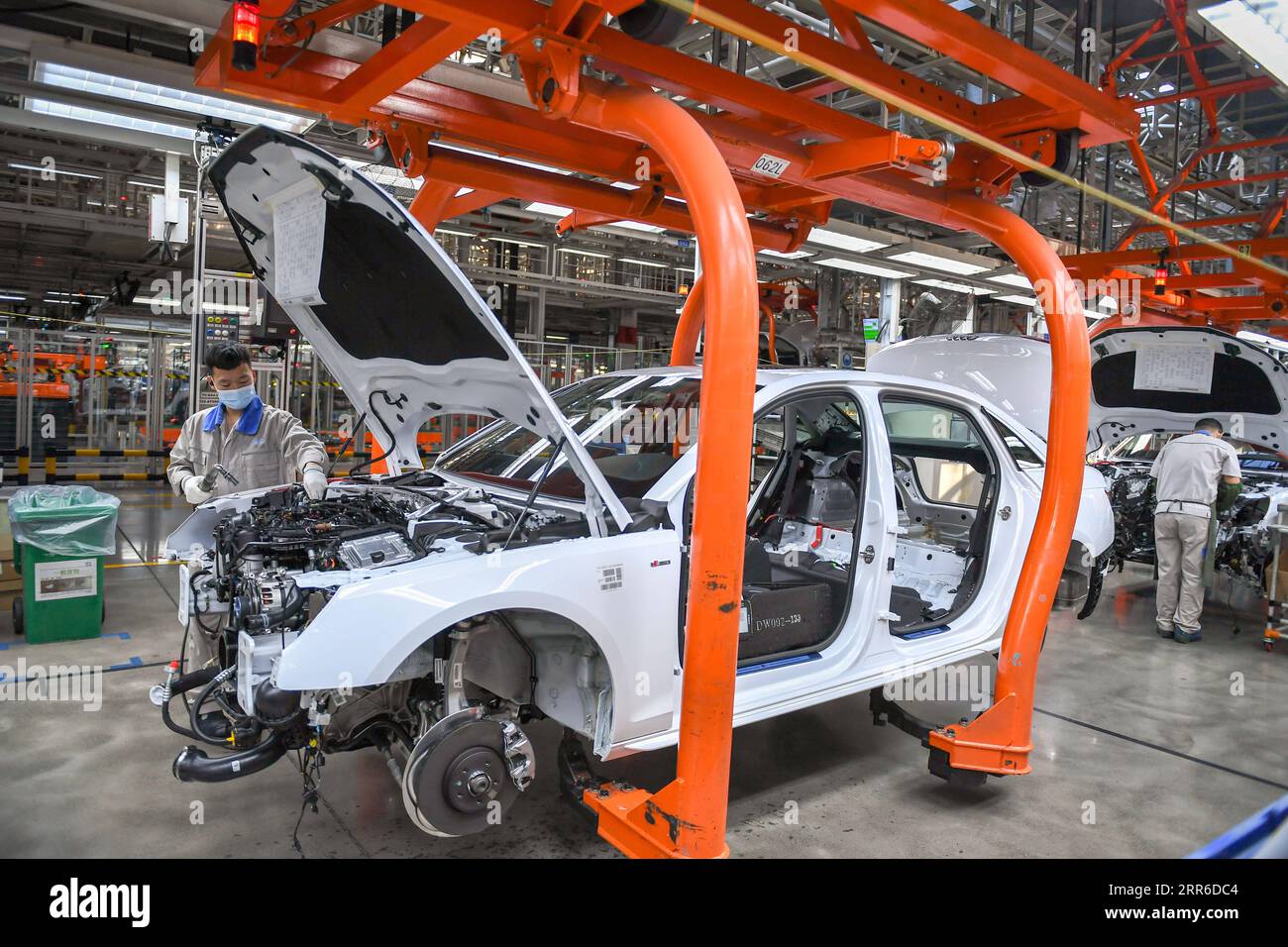 210207 -- CHANGCHUN, Feb. 7, 2021 -- Workers assemble vehicles at the general assembly line of FAW-Volkswagen in Changchun, northeast China s Jilin Province, Jan. 5, 2021. China s leading automaker FAW Group Corporation sold 420,458 vehicles in January, up 18.9 percent year on year, the company said on Sunday.  CHINA-JILIN-CHANGCHUN-FAW-SALES CN ZhangxNan PUBLICATIONxNOTxINxCHN Stock Photo