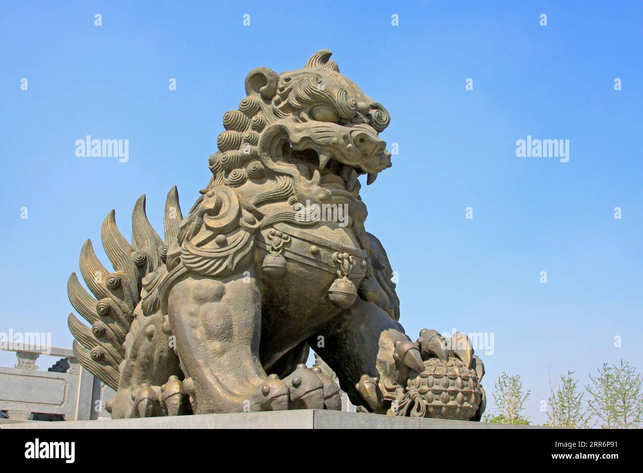 Copper lion sculpture hi-res stock photography and images - Alamy