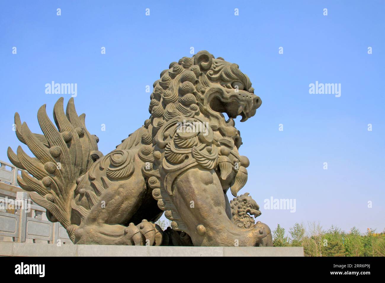 Copper lion sculpture hi-res stock photography and images - Alamy