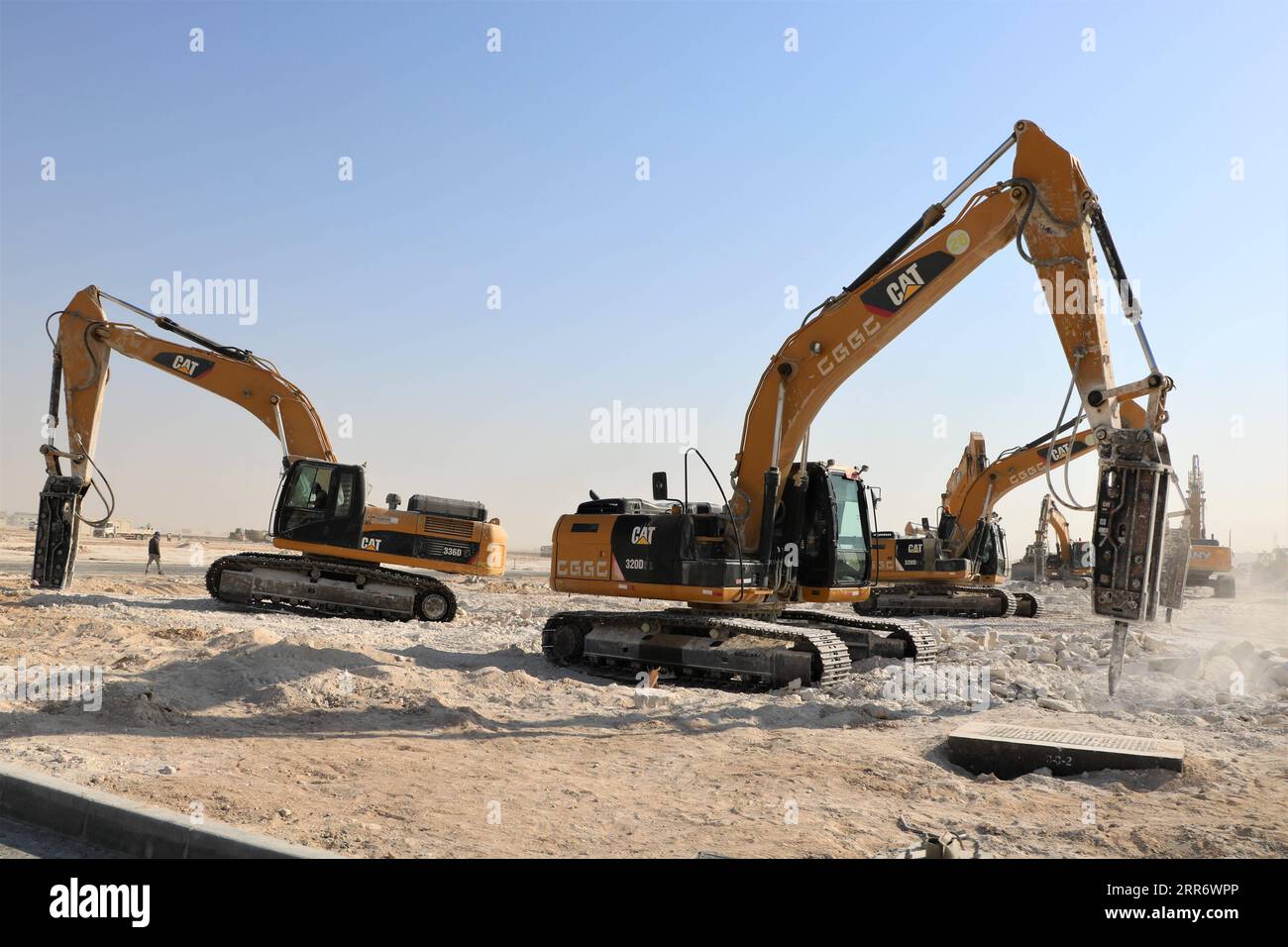 210302 -- JAHRA GOVERNORATE, March 2, 2021 -- Construction machines work at the construction site of a project of China Gezhouba Group Corporation CGGC in a desert of Jahra Governorate, Kuwait, Oct. 18, 2020. China Gezhouba Group Corporation CGGC, affiliated to China Energy Engineering Group Co., Ltd., handed over on Tuesday the second batch of its housing infrastructure project to the Kuwaiti side, marking the handover of the main works of the project. Photo by Liu Lianghaoyue/Xinhua KUWAIT-JAHRA GOVERNORATE-CHINESE COMPANY-PROJECT-HANDOVER NiexYunpeng PUBLICATIONxNOTxINxCHN Stock Photo