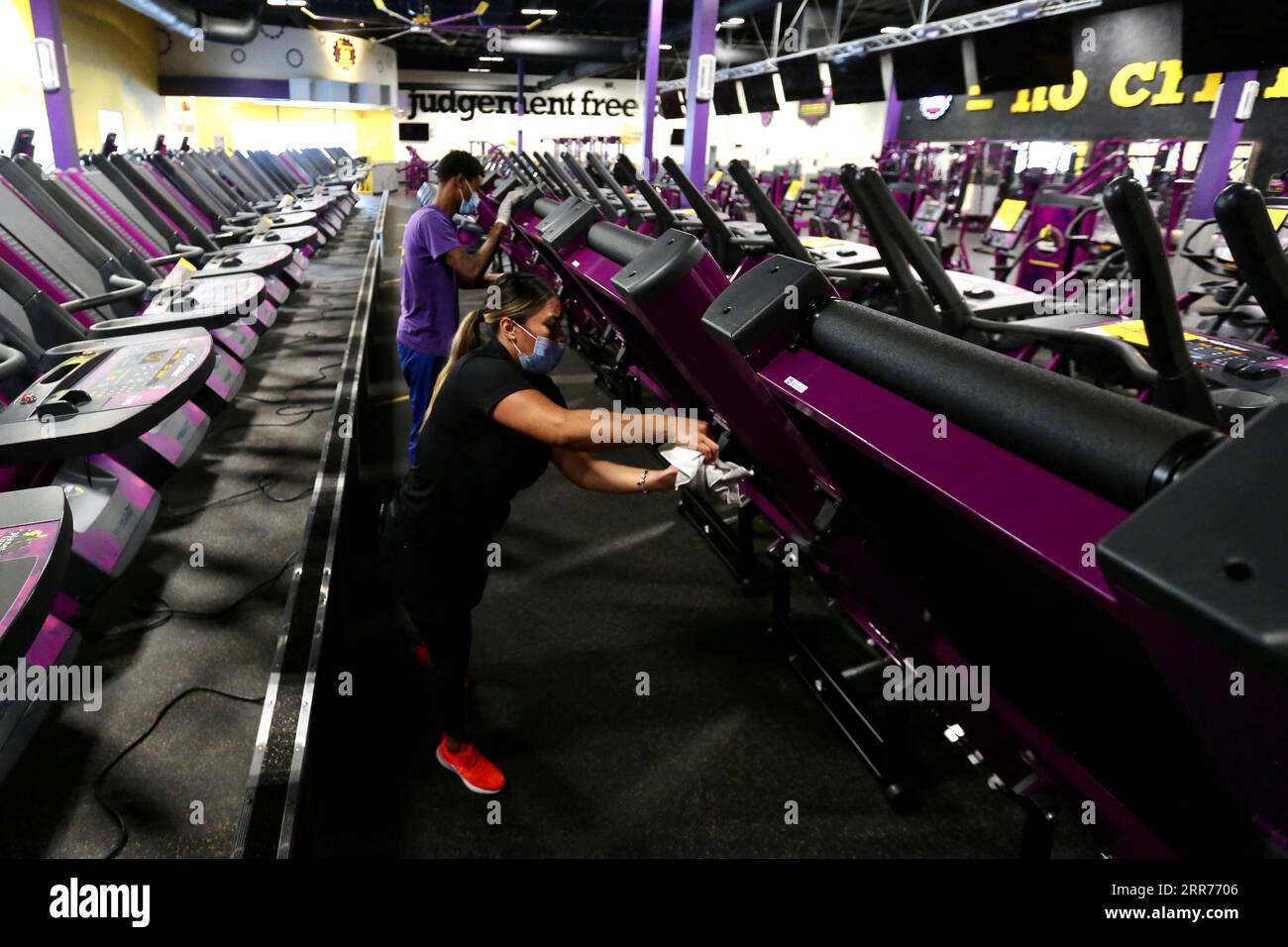 210316 -- LOS ANGELES, March 16, 2021 -- Staff members of Planet Fitness  prepare for reopening to the public in Inglewood, Los Angeles County,  California, the United States, March 15, 2021. Gyms