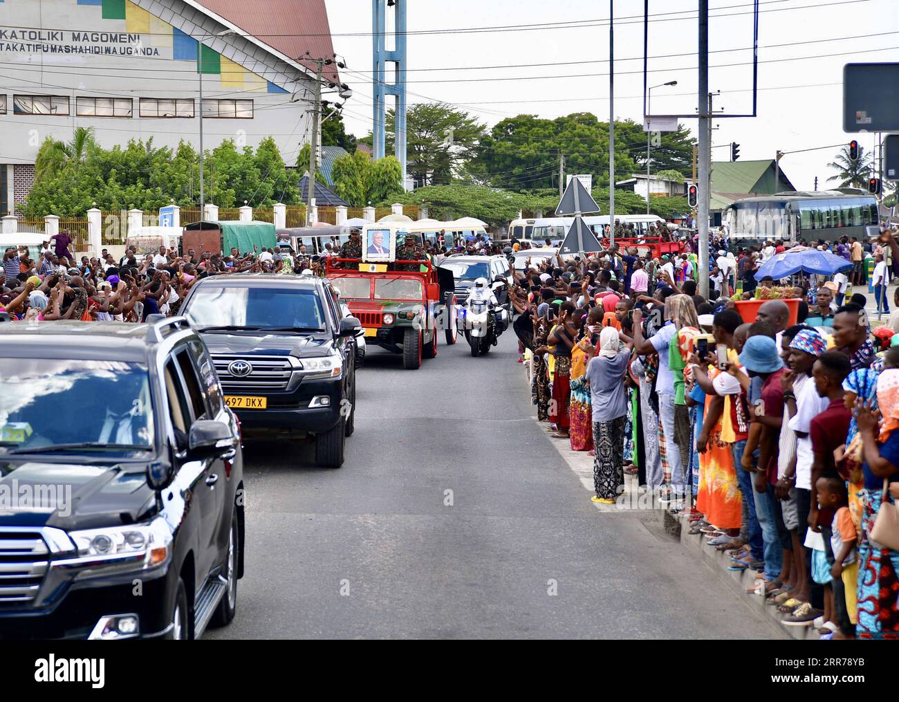 210320 -- DAR ES SALAAM, March 20, 2021 -- People line the street as a vehicle carrying former Tanzanian President John Magufuli s coffin passes through Dar es Salaam, Tanzania, March 20, 2021. Tanzanian President Samia Suluhu Hassan on Saturday led her fellow citizens in paying the last respects to former President John Magufuli at the Uhuru Stadium in Dar es Salaam. Magufuli, 61, died from a heart condition on Wednesday at the Emilio Mzena Hospital in the country s commercial capital. /Handout via Xinhua TANZANIA-DAR ES SALAAM-MAGUFULI-TRIBUTE TanzaniaxStatexHouse PUBLICATIONxNOTxINxCHN Stock Photo