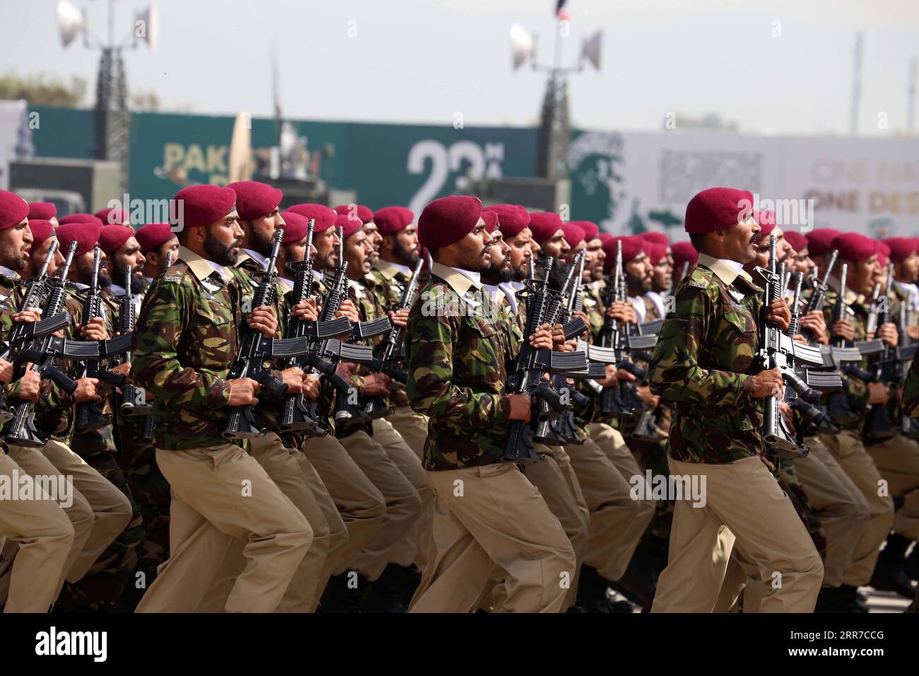 210325 ISLAMABAD, March 25, 2021 Pakistani soldiers march during
