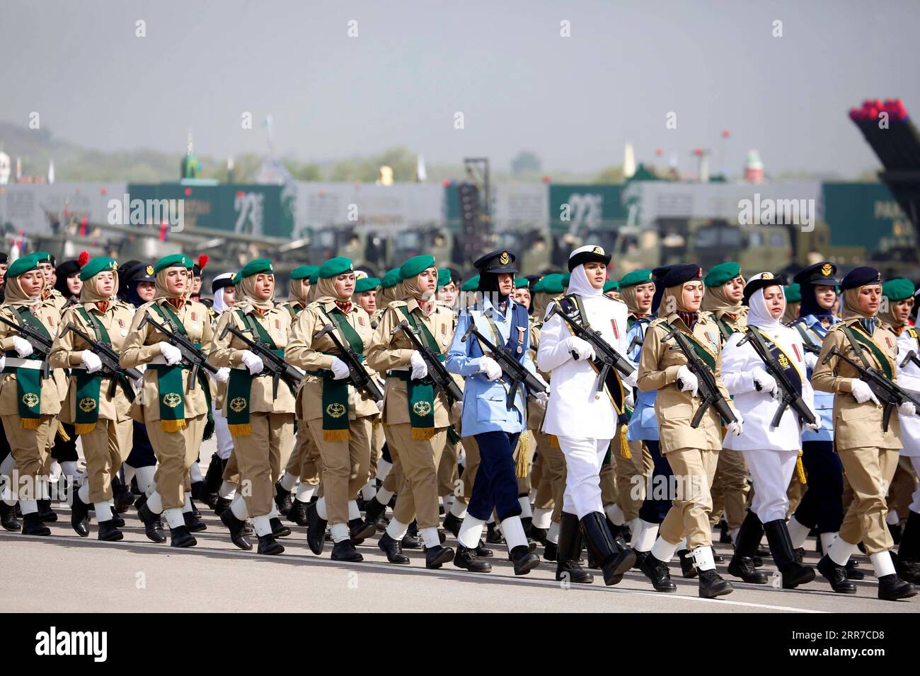 210325 ISLAMABAD, March 25, 2021 Pakistani soldiers march during