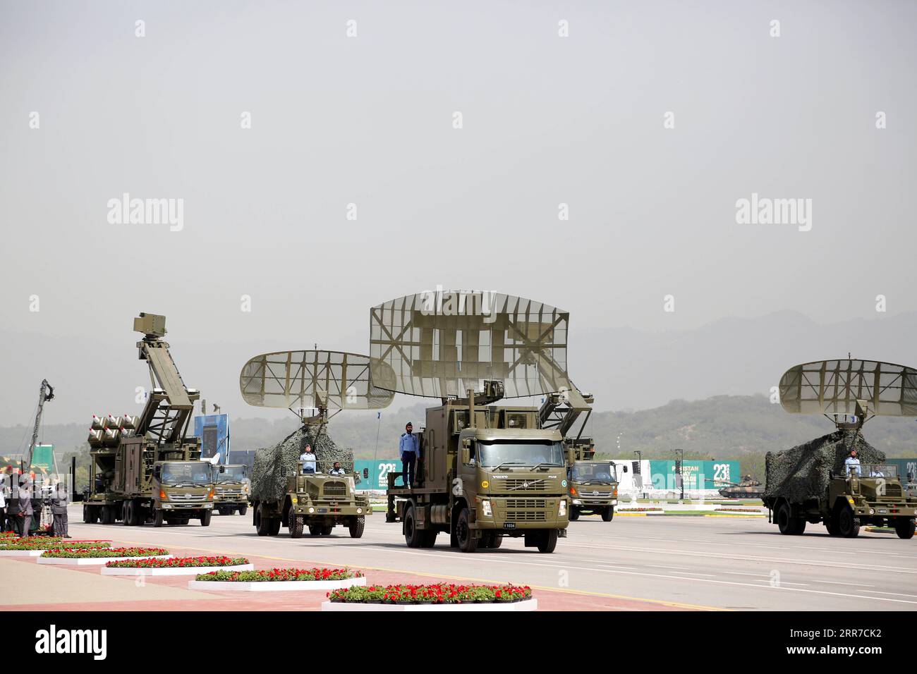 210325 ISLAMABAD, March 25, 2021 Pakistani soldiers display
