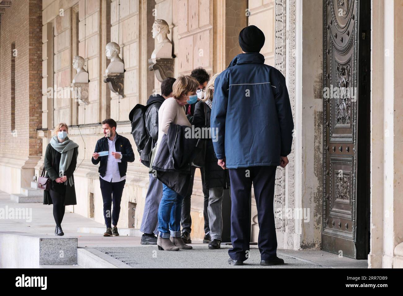 210326 -- BERLIN, March 26, 2021 -- Visitors wait to enter the Neues Museum New Museum in Berlin, capital of Germany, March 25, 2021. Daily COVID-19 infections in Germany rose sharply as 22,657 new cases were registered within one day, about 5,100 more than one week ago, the Robert Koch Institute RKI said Thursday. The country s seven-day COVID-19 incidence rate also rose from 108.1 per 100,000 people in the previous day to 113.3 Thursday, according to the federal government agency for disease control and prevention. Photo by /Xinhua GERMANY-BERLIN-COVID-19-CASES StefanxZeitz PUBLICATIONxNOTxI Stock Photo