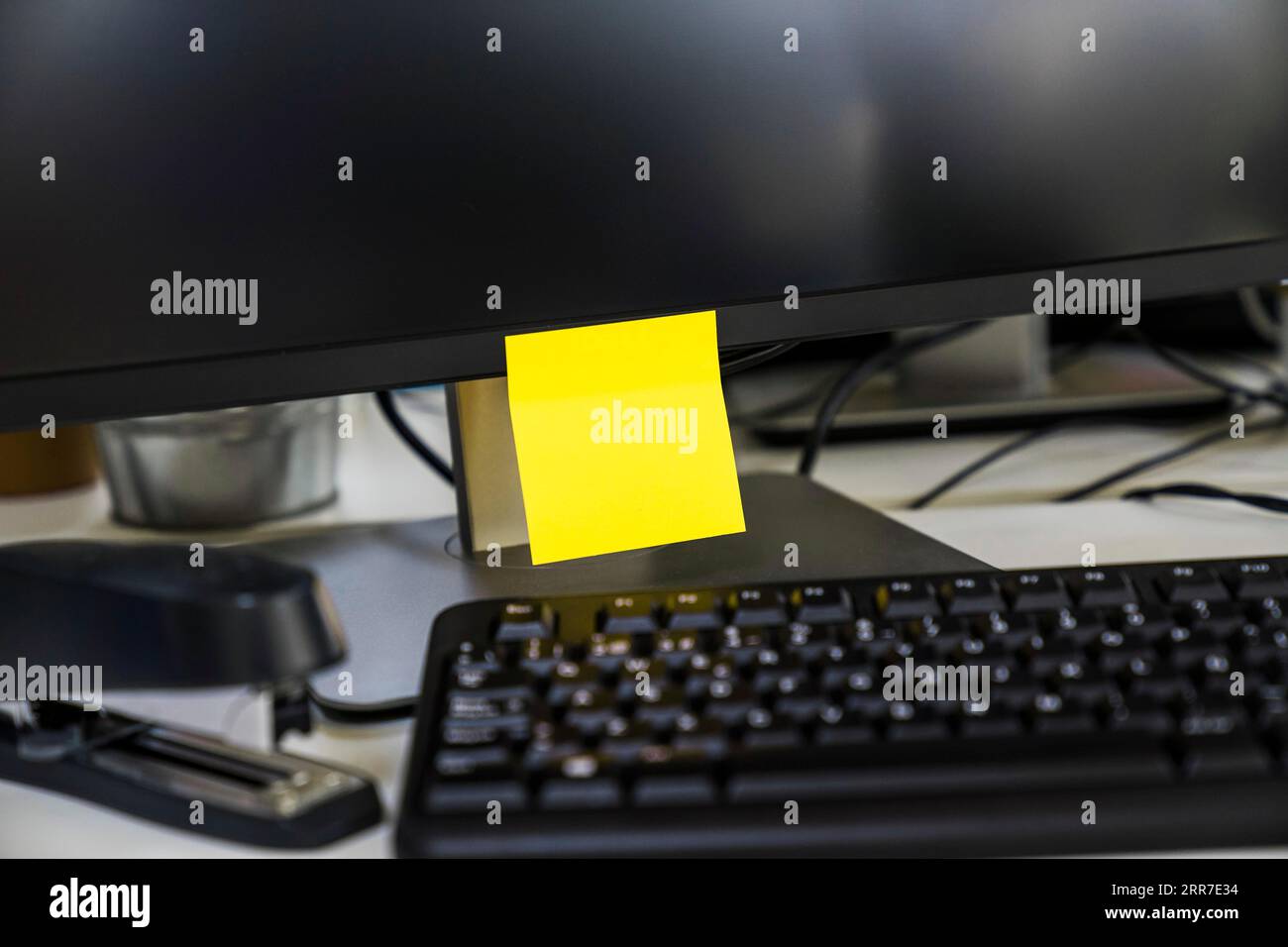 Post it note computer Stock Photo Alamy
