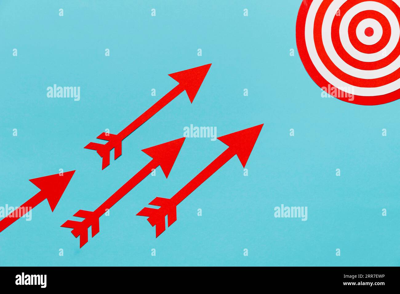 Arrows pointing dartboard center Stock Photo Alamy