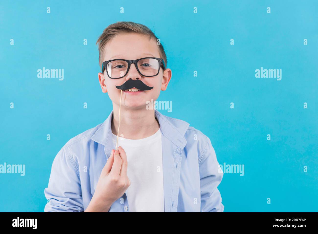 Homme d'action avec des jouets moustache Photo Stock - Alamy