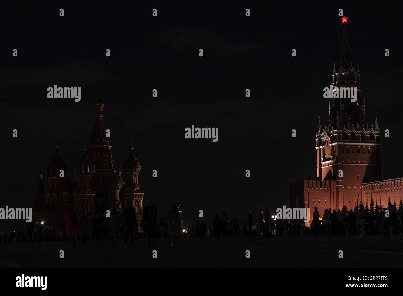 210327 -- MOSCOW, March 27, 2021 -- Photo taken on March 27, 2021 shows the Red Square with lights turning off during Earth Hour in Moscow, Russia. Lights around the world are turned off at 8:30 p.m. local time on Saturday to mark Earth Hour 2021.  RUSSIA-MOSCOW-EARTH HOUR-RED SQUARE EvgenyxSinitsyn PUBLICATIONxNOTxINxCHN Stock Photo