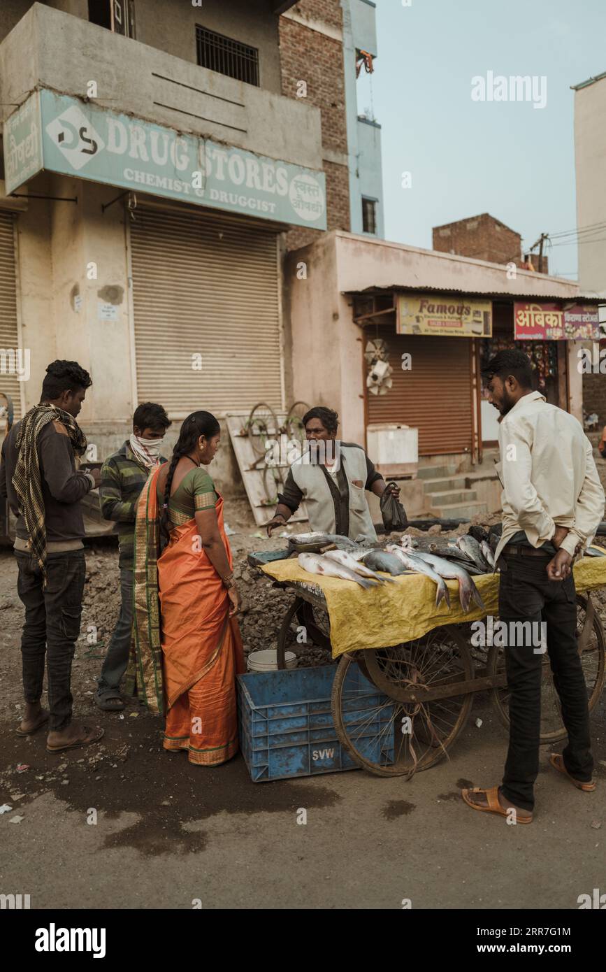 Street-food Vendor selling fish to customers in Aurangabad, India. Stock Photo