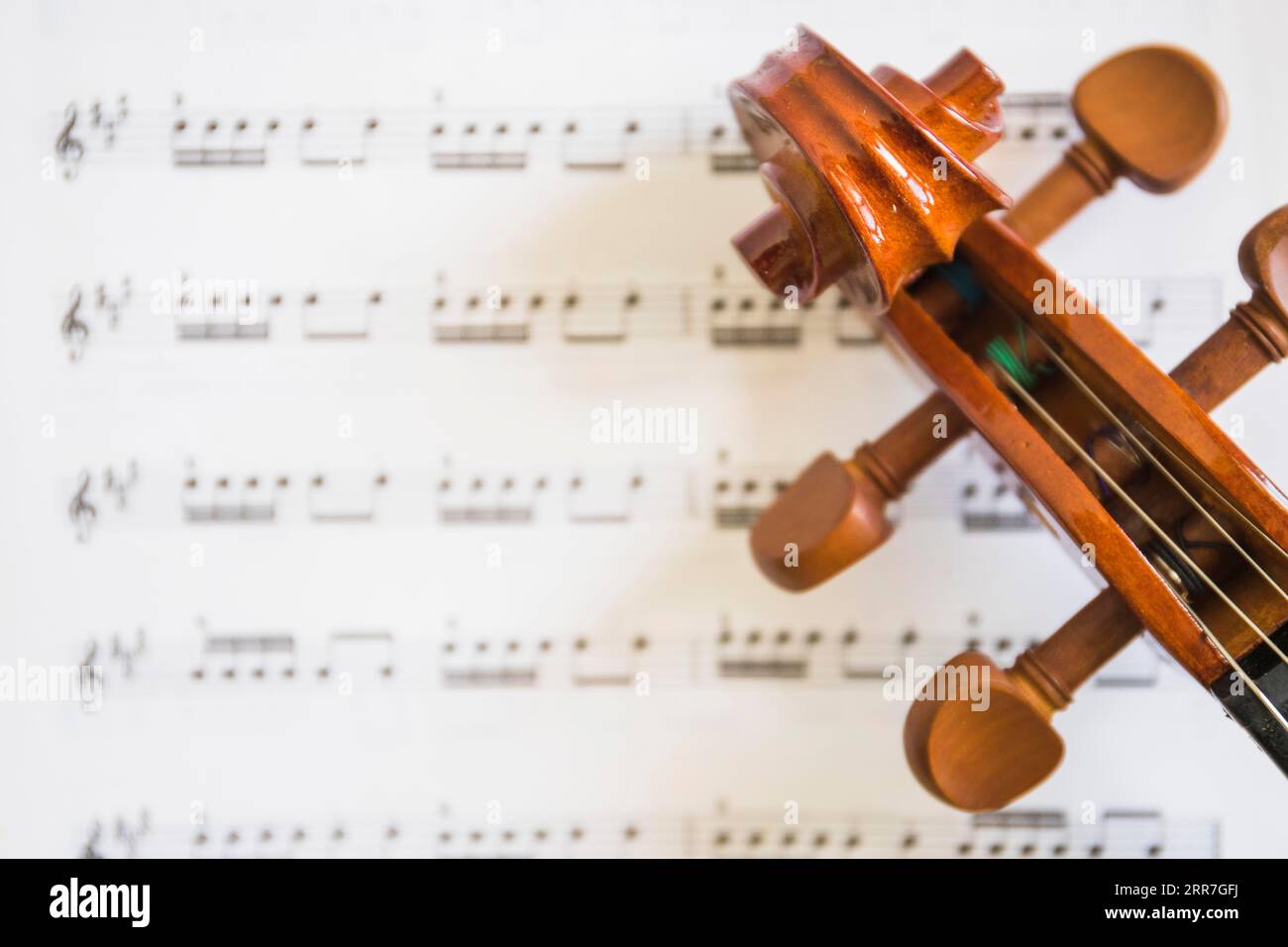 Violin scroll hi-res stock photography and images - Alamy
