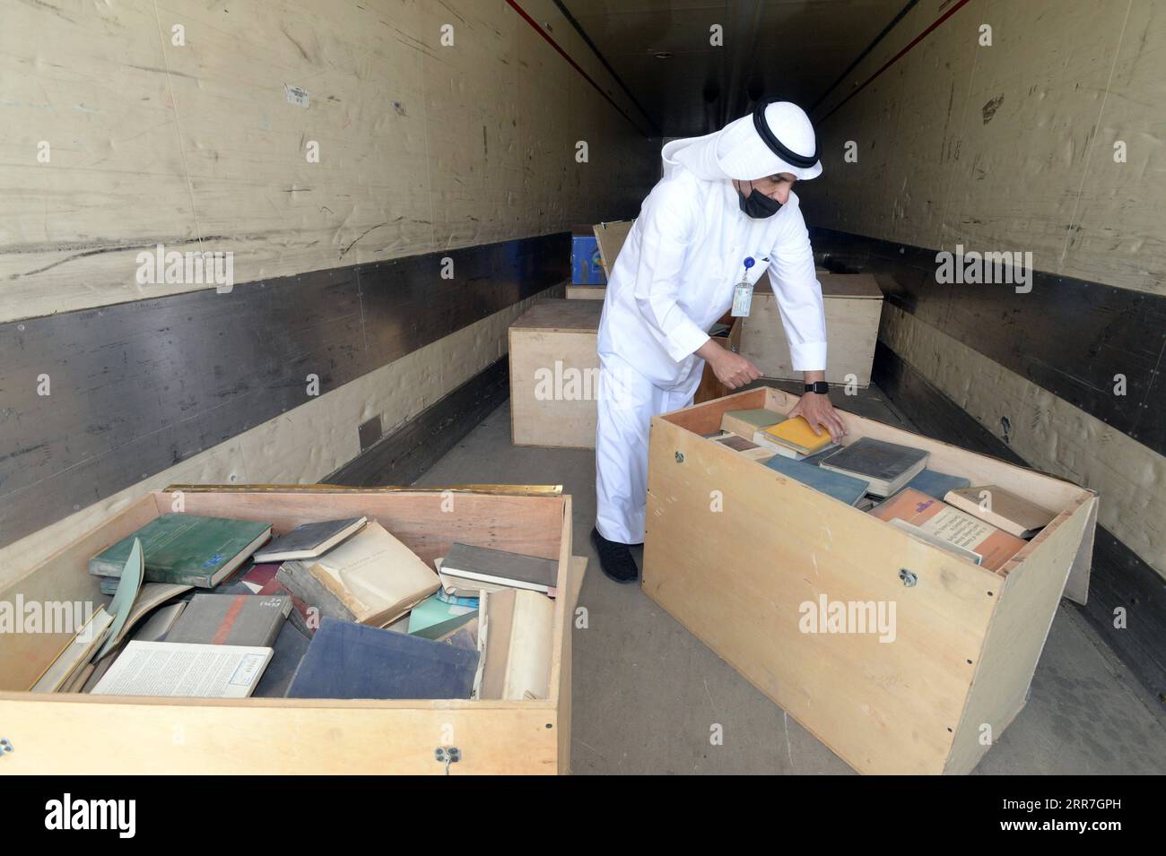 210329 -- KUWAIT CITY, March 29, 2021 -- A Kuwaiti official checks belongings returned by the Iraqi side during a handover ceremony in Kuwait City, Kuwait, March 28, 2021. Kuwait received on Sunday a batch of belongings seized by the Iraqi side during the Iraqi invasion of Kuwait. Photo by /Xinhua KUWAIT-KUWAIT CITY-IRAQ-BELONGINGS-HANDOVER Asad PUBLICATIONxNOTxINxCHN Stock Photo