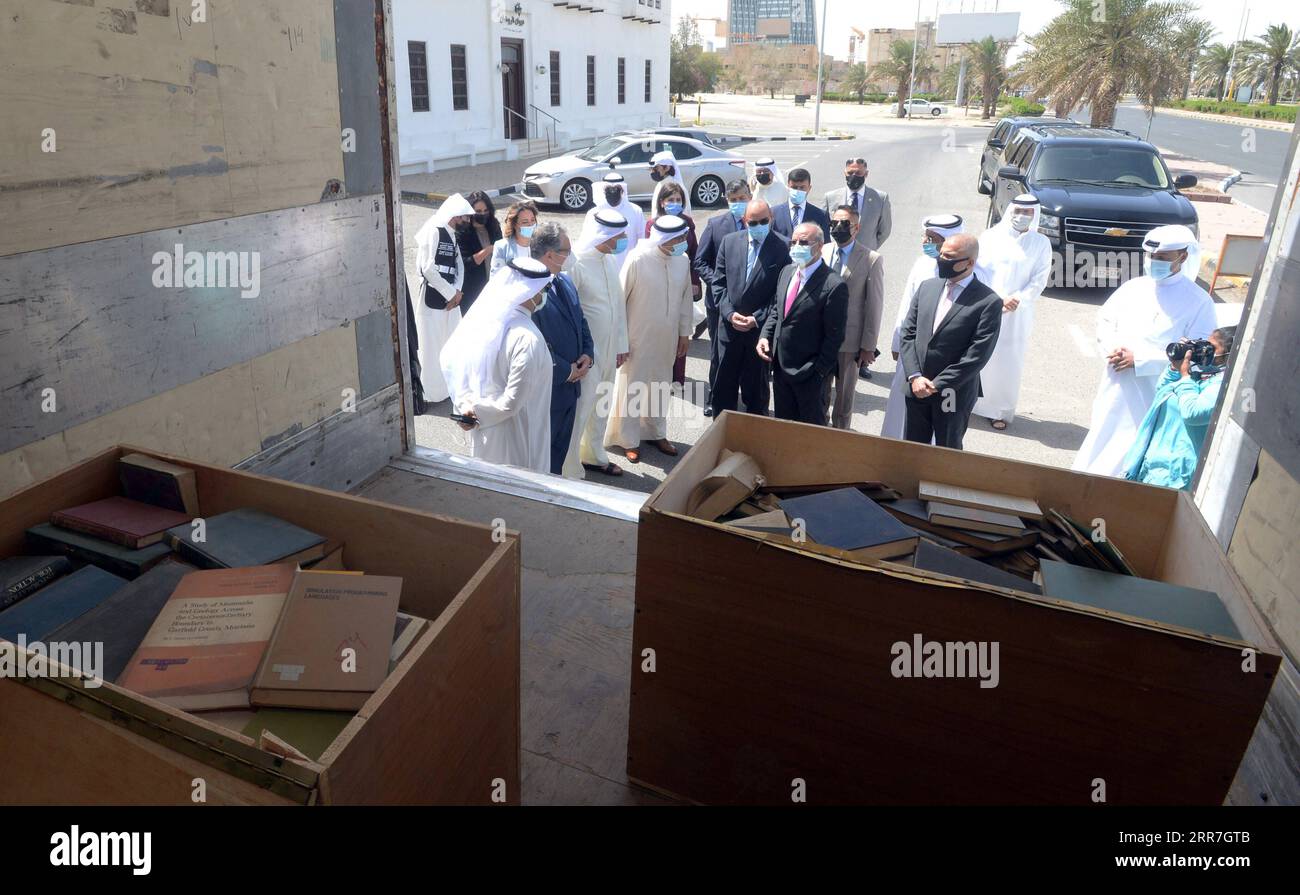 210329 -- KUWAIT CITY, March 29, 2021 -- Kuwaiti and Iraqi officials inspect belongings returned by the Iraqi side during a handover ceremony in Kuwait City, Kuwait, March 28, 2021. Kuwait received on Sunday a batch of belongings seized by the Iraqi side during the Iraqi invasion of Kuwait. Photo by /Xinhua KUWAIT-KUWAIT CITY-IRAQ-BELONGINGS-HANDOVER Asad PUBLICATIONxNOTxINxCHN Stock Photo