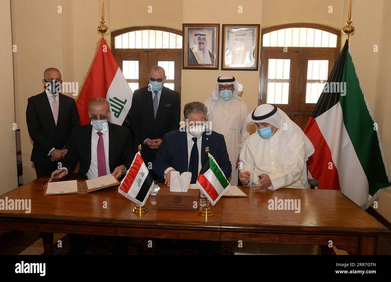 210329 -- KUWAIT CITY, March 29, 2021 -- Kuwaiti and Iraqi officials sign a document about returning belongings during a handover ceremony in Kuwait City, Kuwait, March 28, 2021. Kuwait received on Sunday a batch of belongings seized by the Iraqi side during the Iraqi invasion of Kuwait. Photo by /Xinhua KUWAIT-KUWAIT CITY-IRAQ-BELONGINGS-HANDOVER Asad PUBLICATIONxNOTxINxCHN Stock Photo